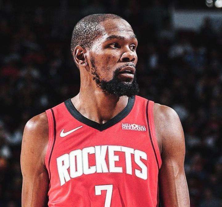  客场失利暴露短板；杜兰特40分难掩团队遗憾；火箭需反思调整前行。 体育新闻