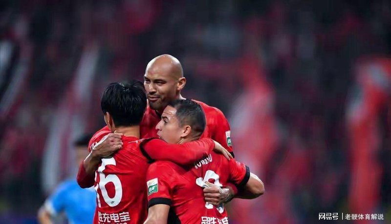  【战术解码】开局压迫与定位支点：成都蓉城5-1大胜的深层逻辑 体育新闻